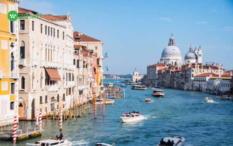 Quang cảnh đường phố Ý vào mùa xuân