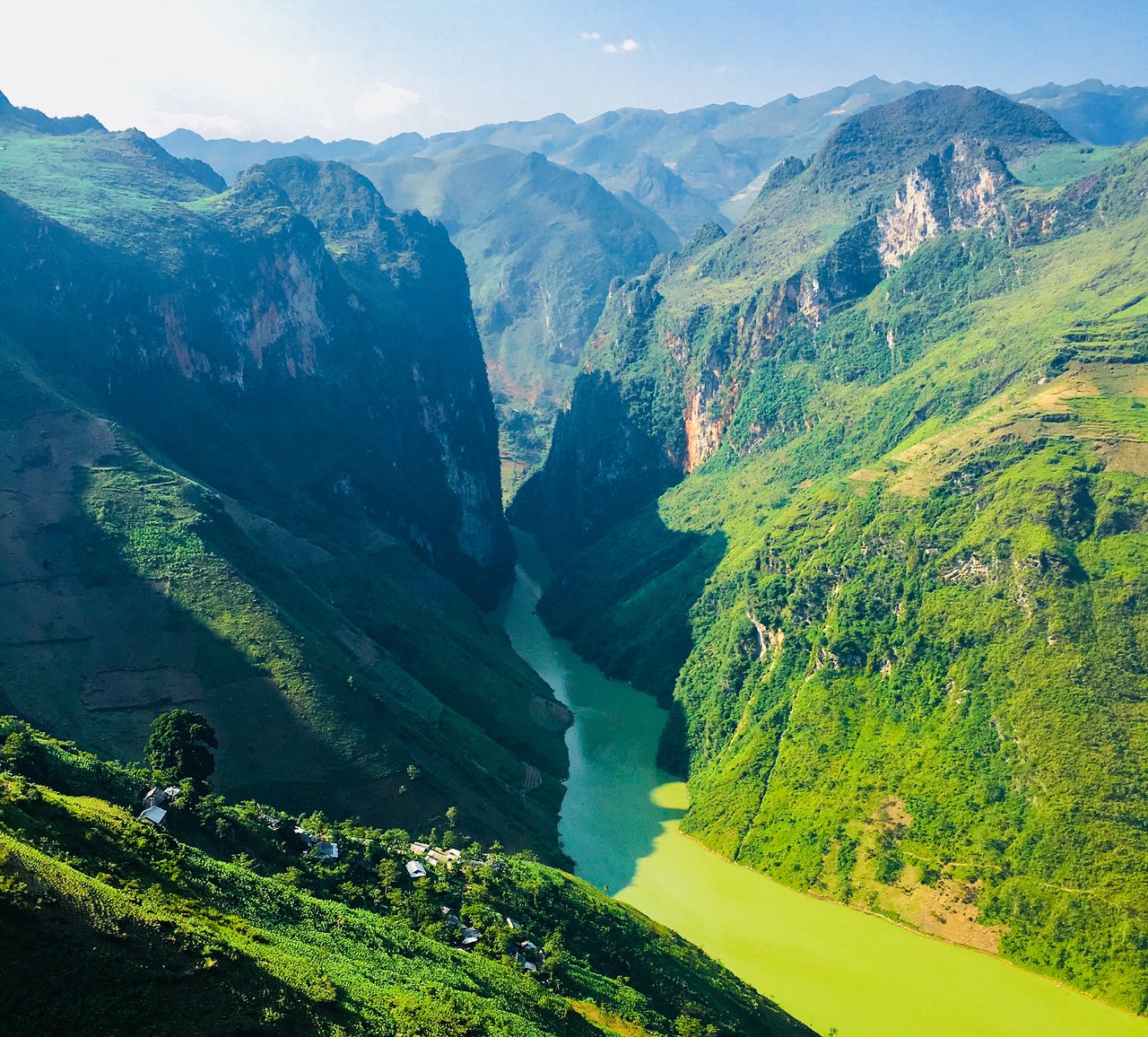 Dòng sông Nho Quế xanh biếc nhìn từ đèo Mã Pí Lèng