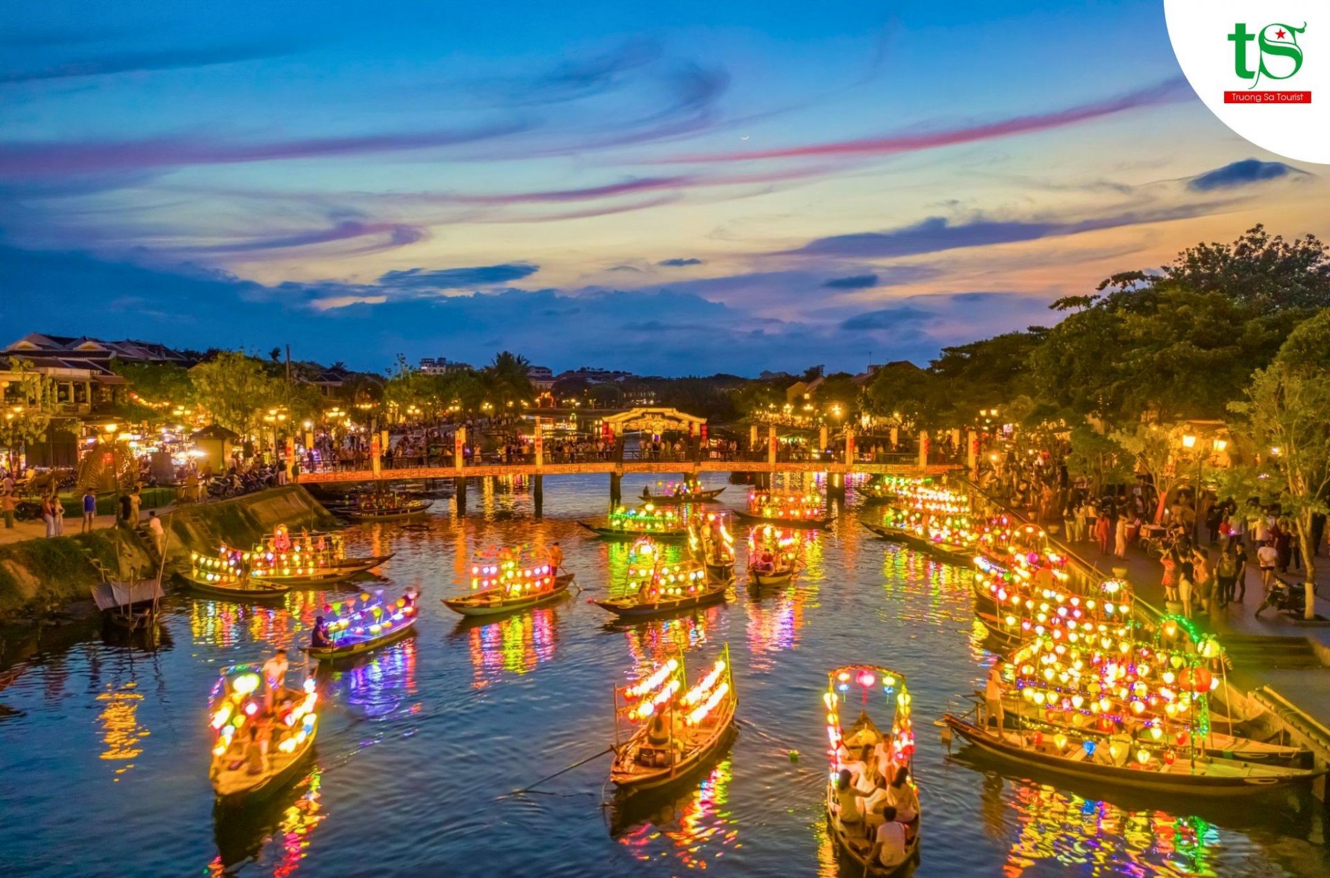 Những chiếc hoa đăng lung linh trên mặt sông Hoài về đêm