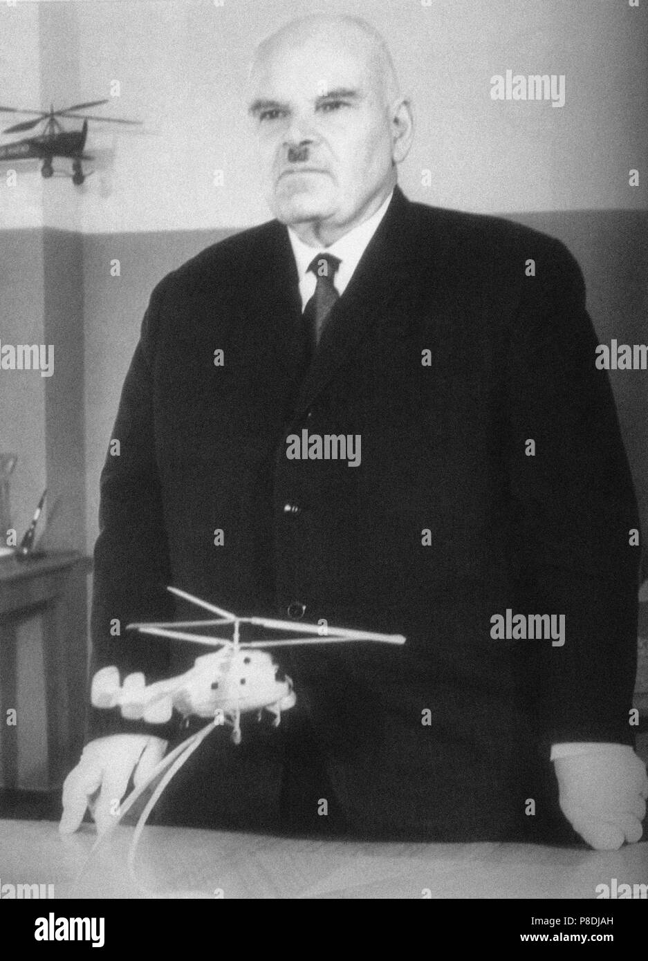 Hình ảnh Nikolai Kamov và một mô hình trực thăng Kamov