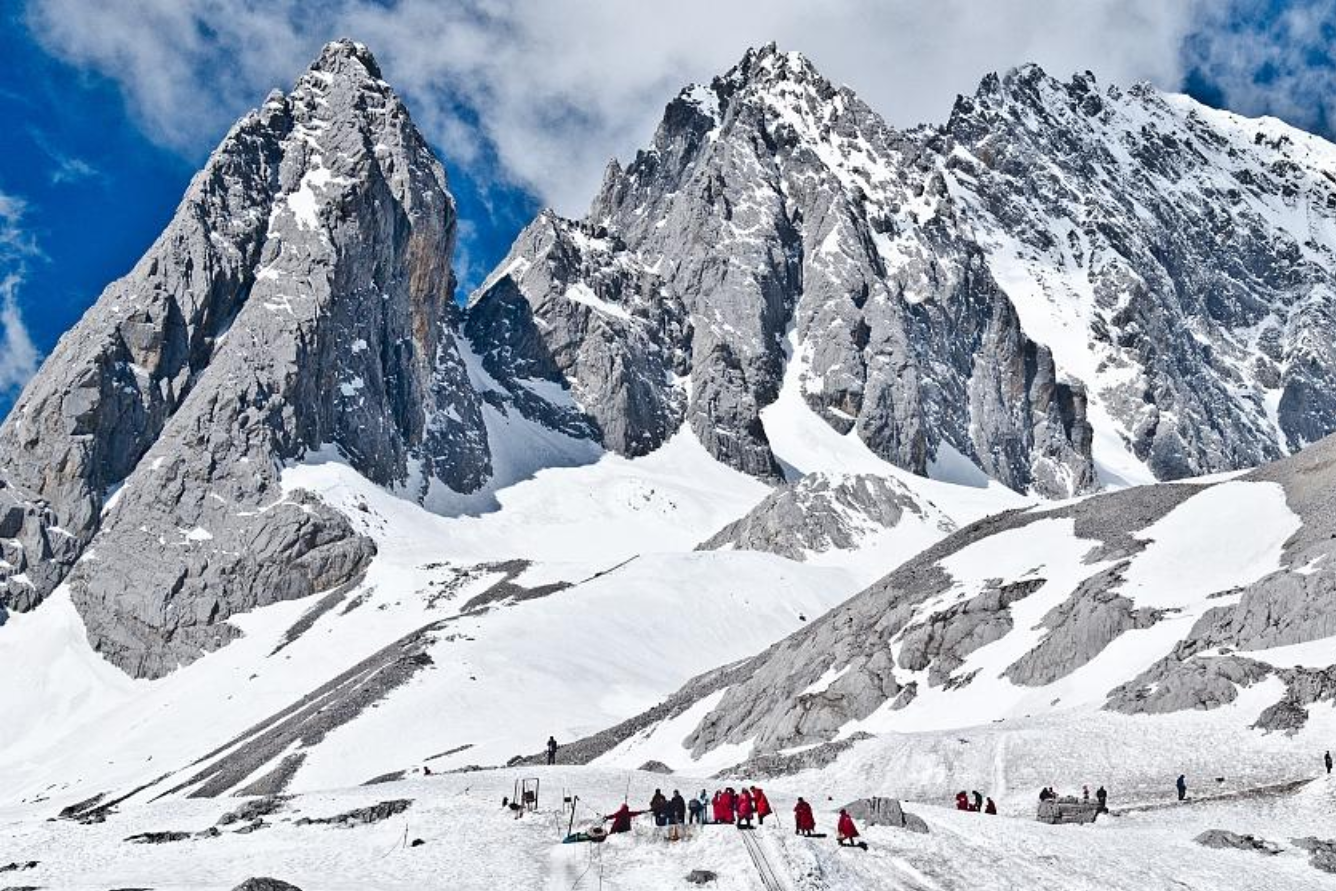 Núi tuyết Chiết Đa trắng xóa