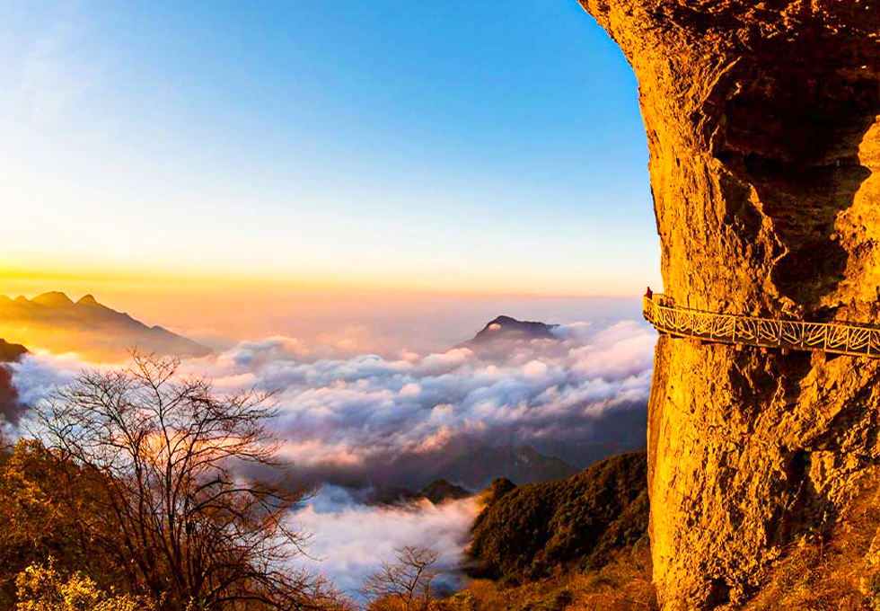 Phong cảnh núi Jinfo hùng vĩ, mờ sương