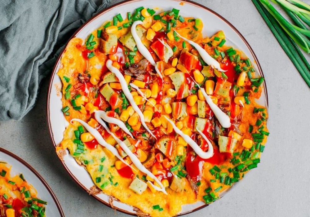 Người bán hàng đang nướng bánh tráng trên bếp than hồng