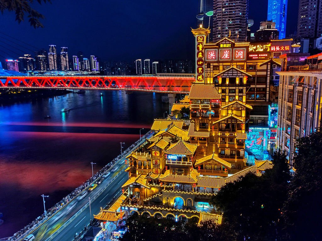 Khung cảnh nhộn nhịp của phố cổ Ciqikou với những mái nhà cổ kính và dòng người qua lại