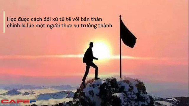 Một bạn trẻ với balo lớn đang đi bộ trên đường