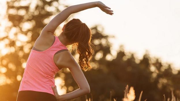 Khu cắm trại bên bờ hồ với lều và không gian xanh mát