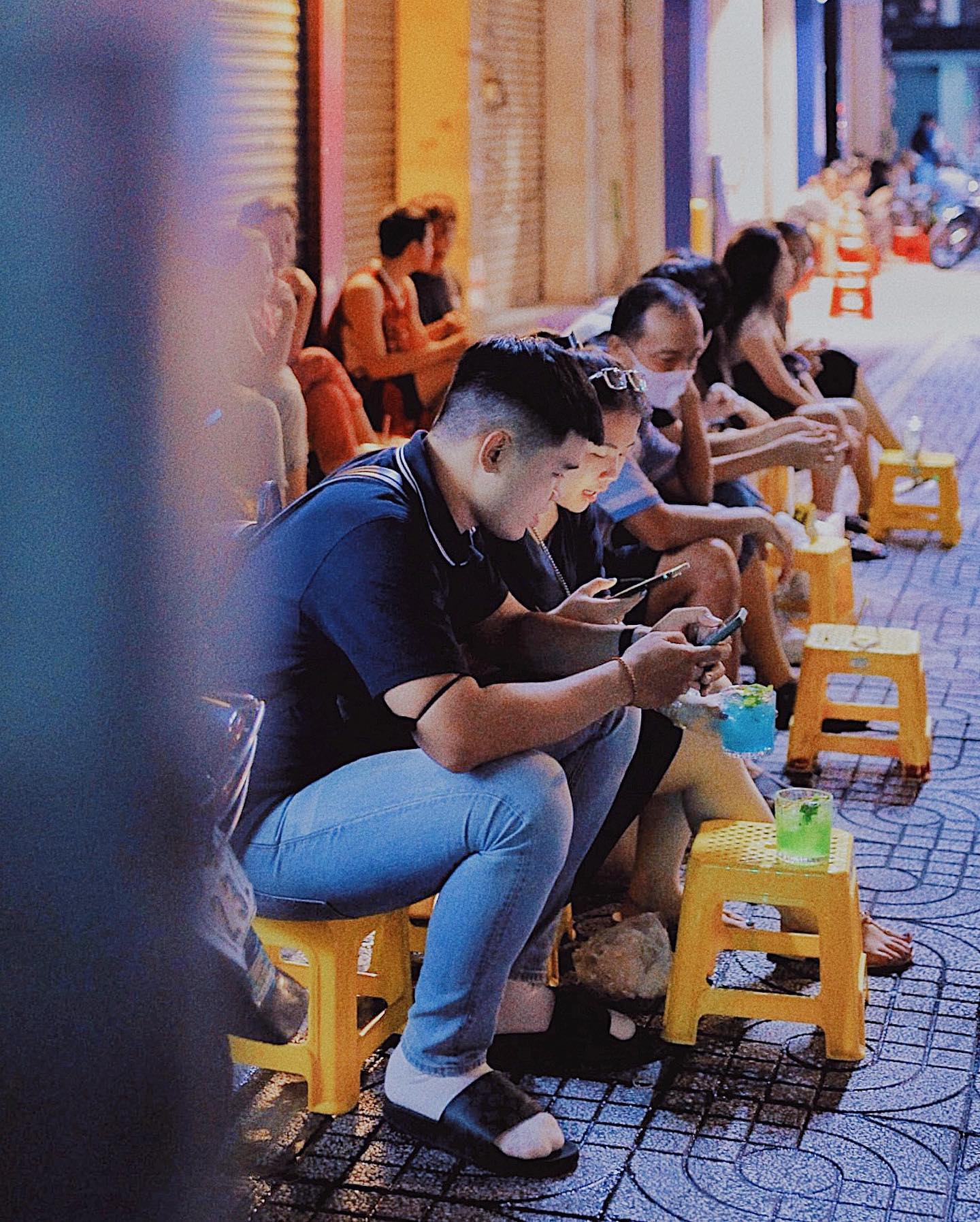 Người Hà Nội ngồi trà đá