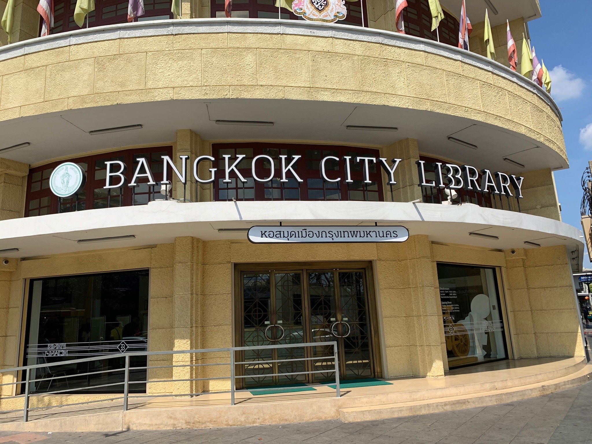 Khu vực thư viện rộng lớn với những kệ sách đầy ắp tại Open House