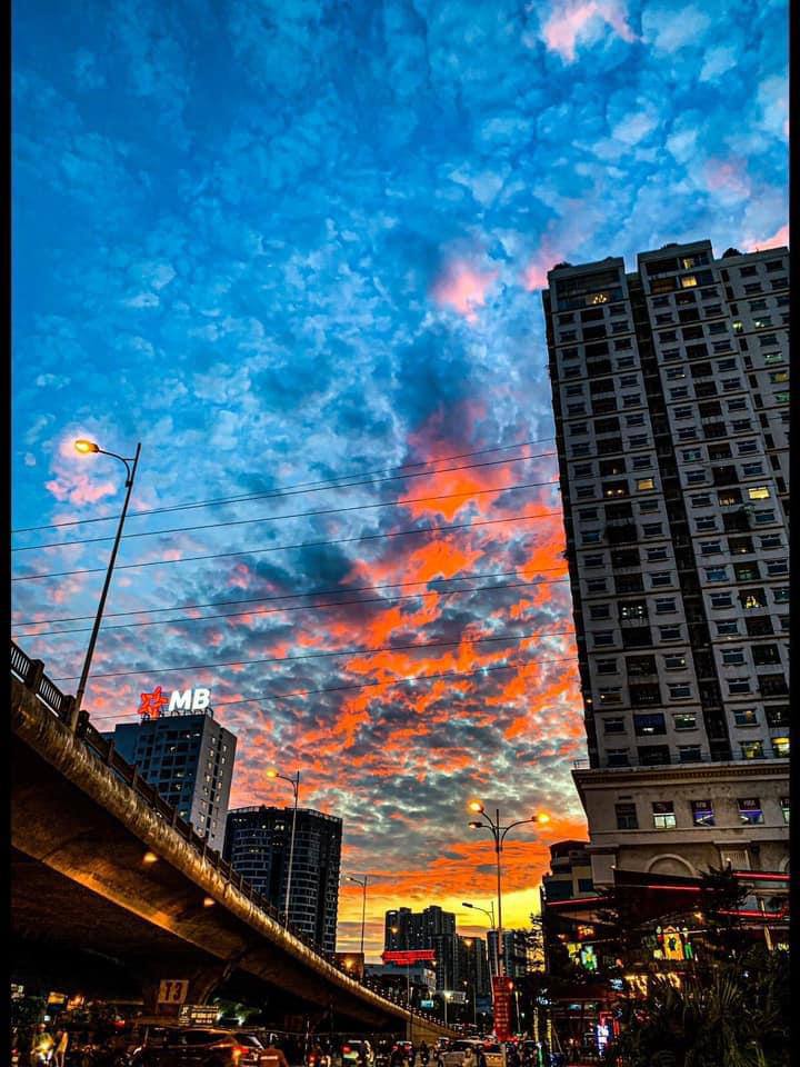 Hồ Tây rực rỡ trong ánh hoàng hôn