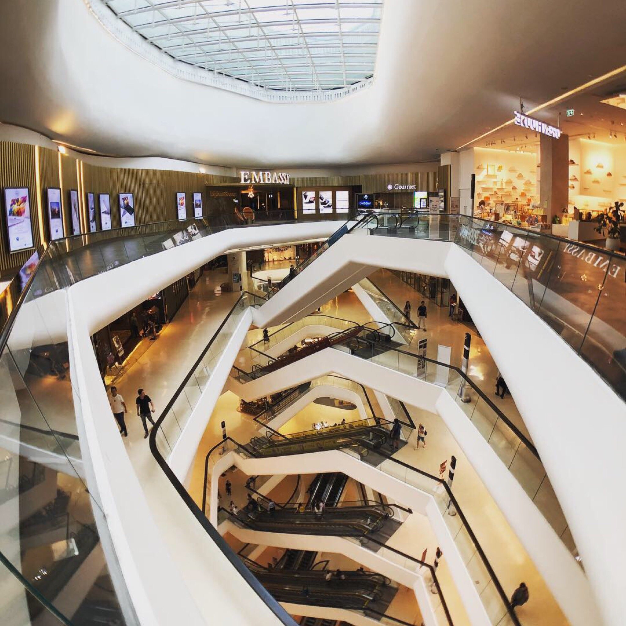 Cảnh quan bên ngoài thành phố Bangkok nhìn từ cửa kính lớn tại Open House