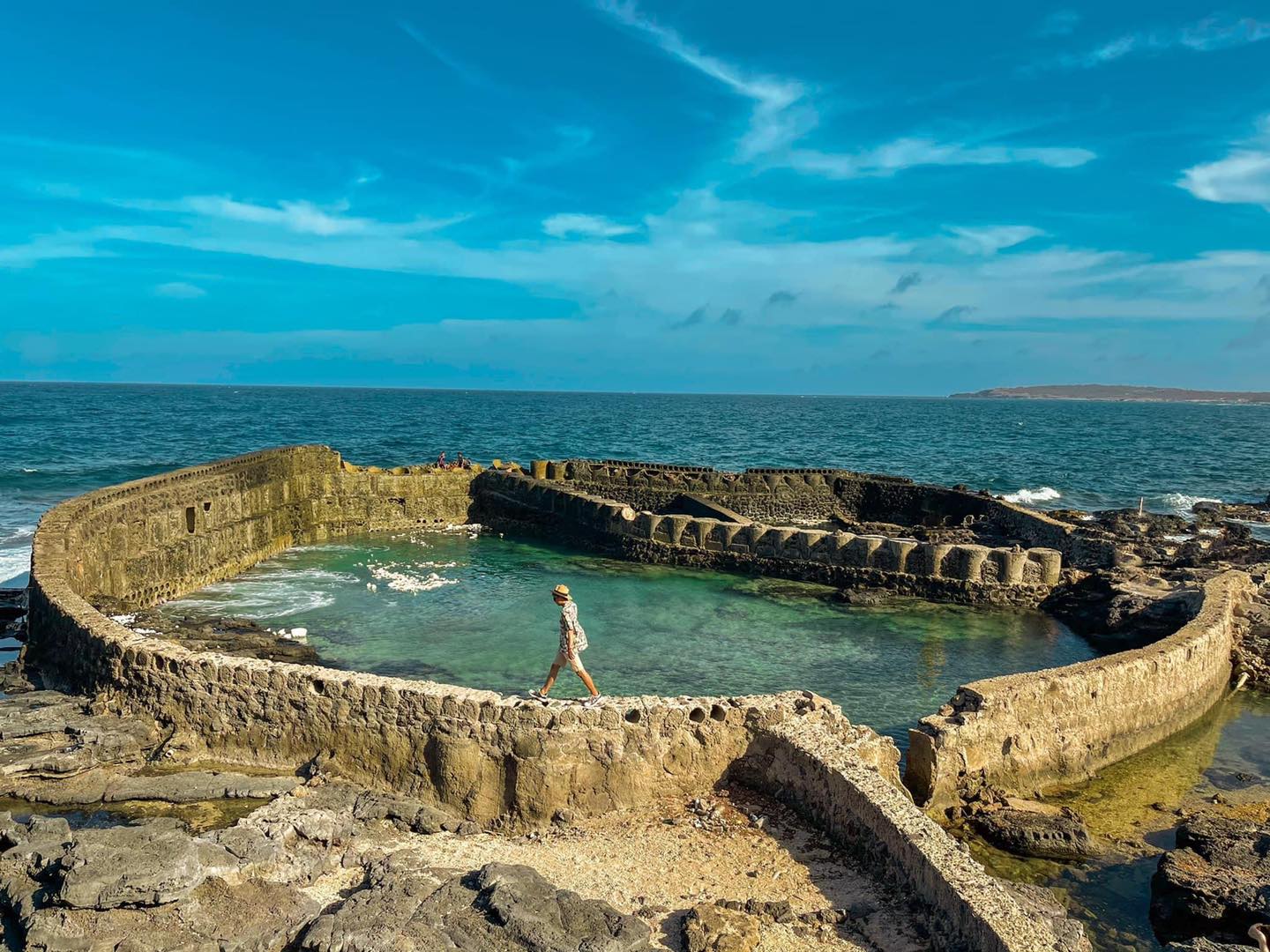 Ngọn Hải Đăng Phú Quý sừng sững trên núi