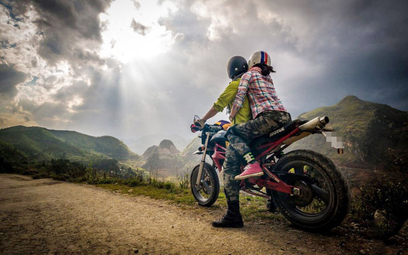 Một nhóm người đang trò chuyện, giao lưu thân thiện trong chuyến đi