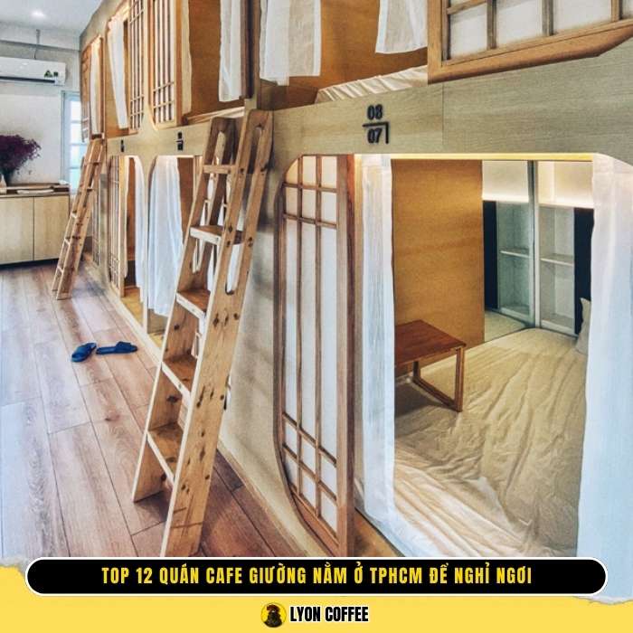 Một khách đang nằm đọc sách và thưởng thức đồ uống tại Chidori