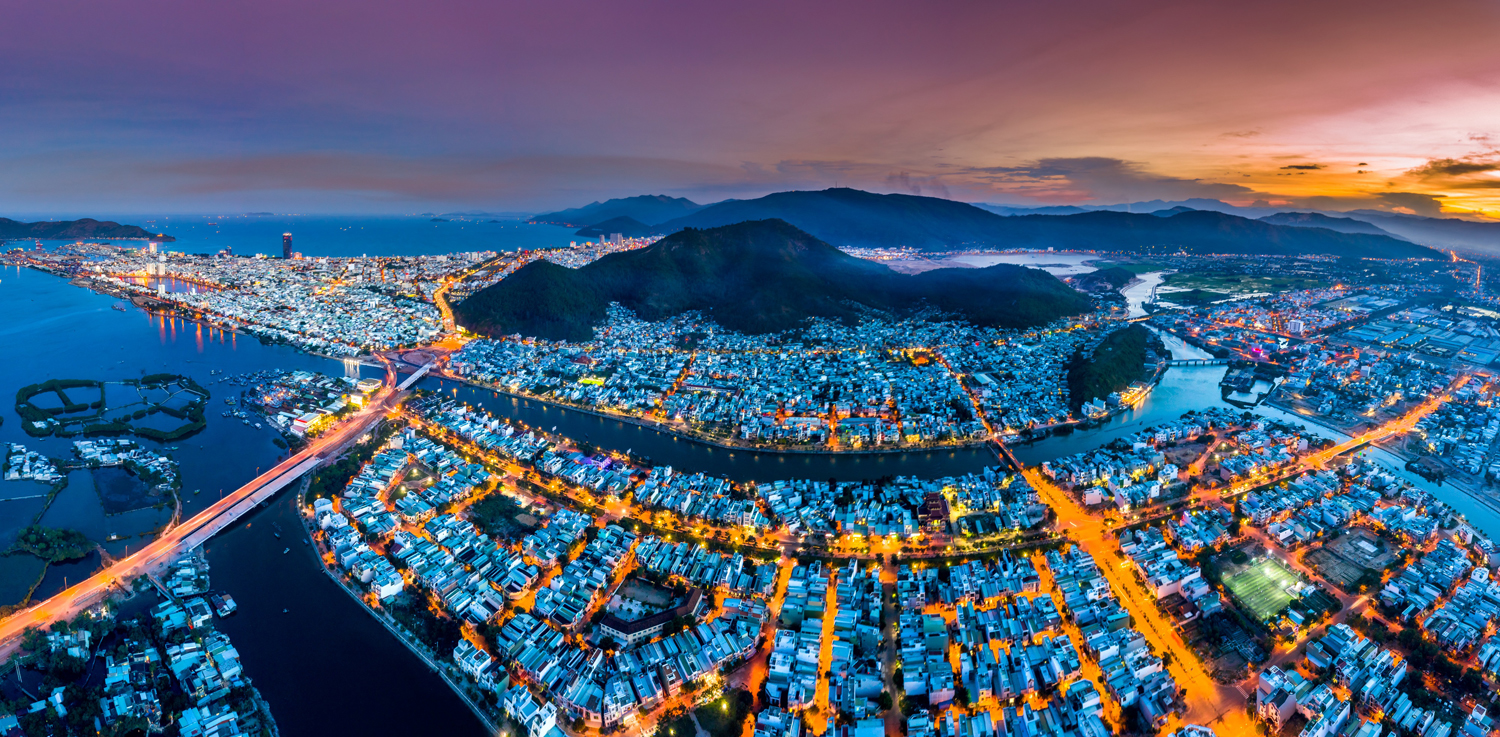 Toàn cảnh thành phố Quy Nhơn và đường bờ biển