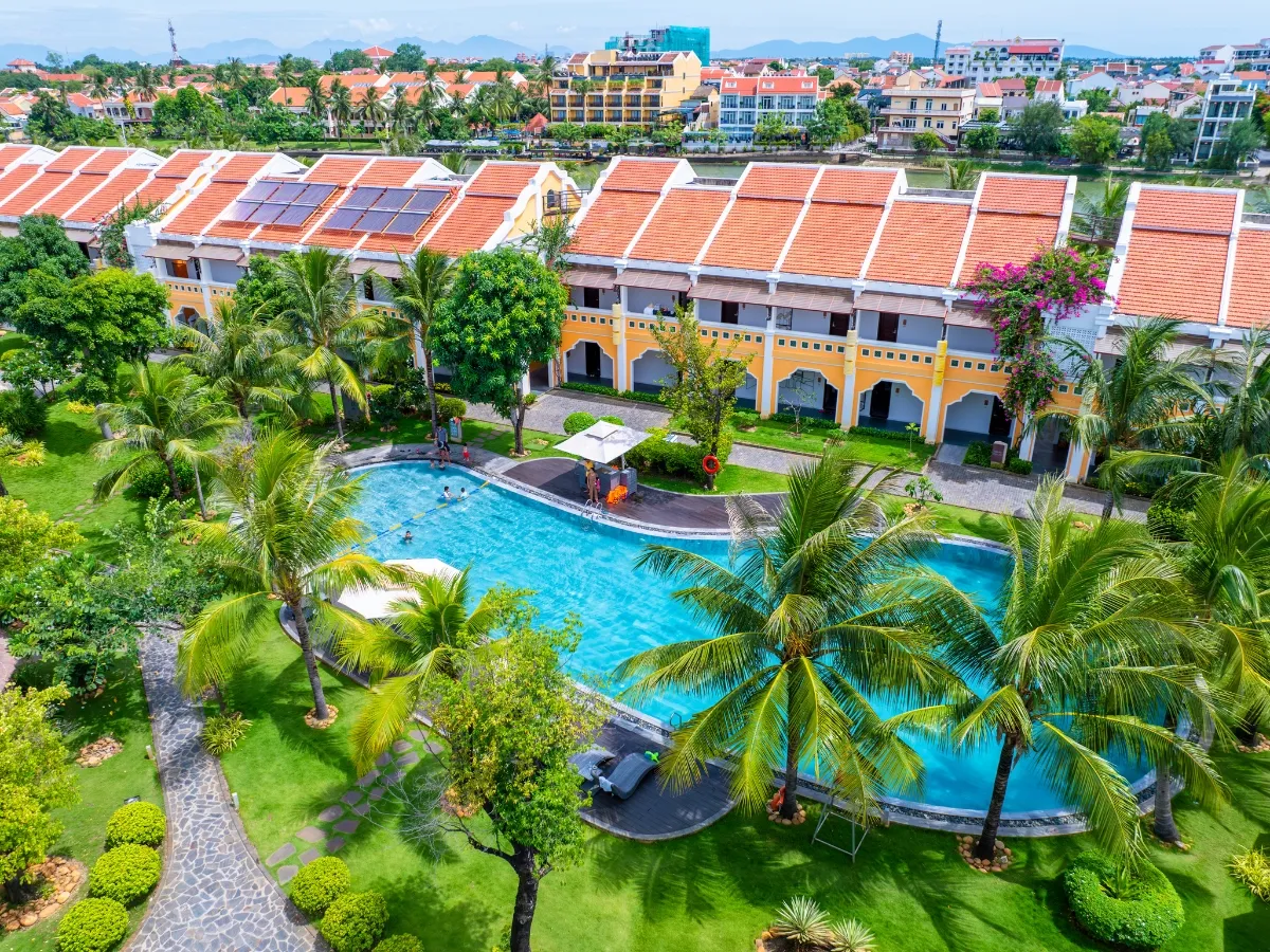 Kiến trúc truyền thống với vườn xanh tại Maison De Tau