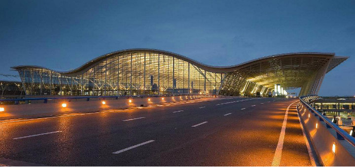 Máy bay trên sân đỗ tại sân bay Phố Đông