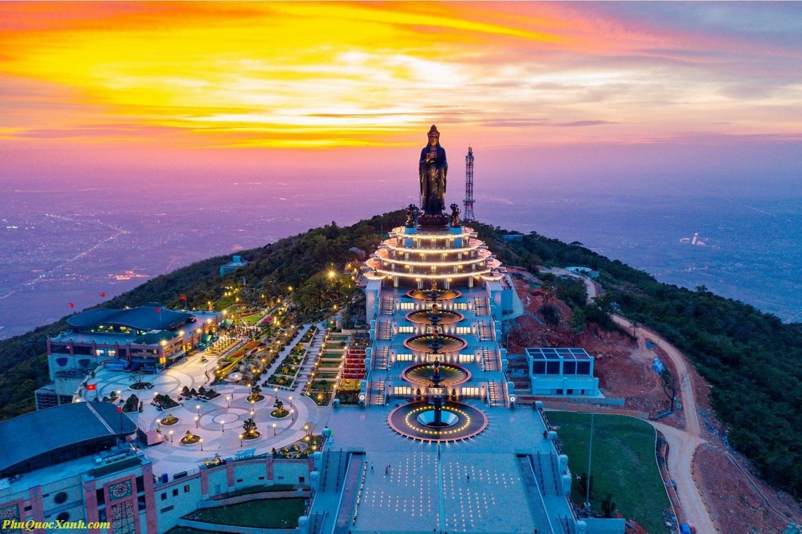 Chùa Bà Đen uy nghi trên núi, một điểm đến tâm linh nổi tiếng