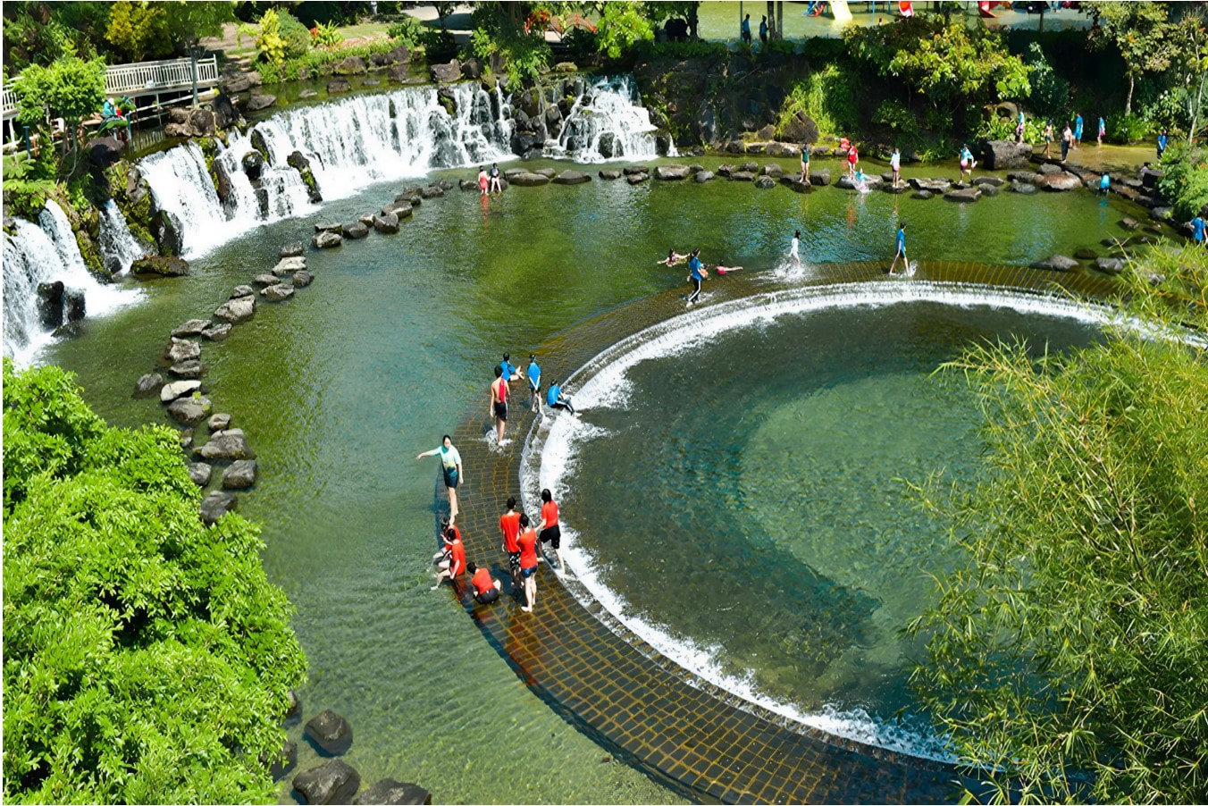 Du khách vui chơi dưới nước tại Suối Mơ