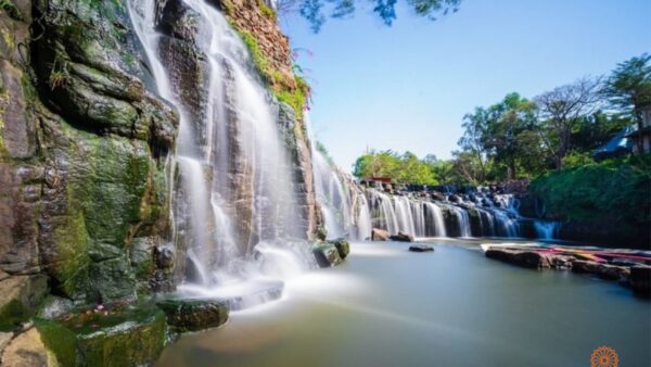 Thác Đá Hàn với dòng nước chảy nhẹ nhàng