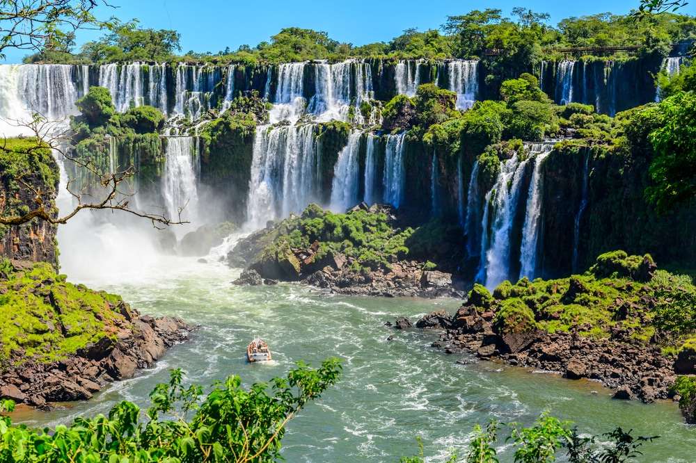 Thác Iguazú từ góc nhìn gần hơn, cho thấy sức mạnh của thiên nhiên