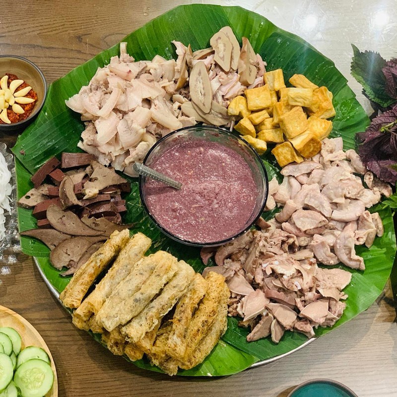 Tô bún thang Hà Nội cầu kỳ với nhiều nguyên liệu được sắp xếp đẹp mắt