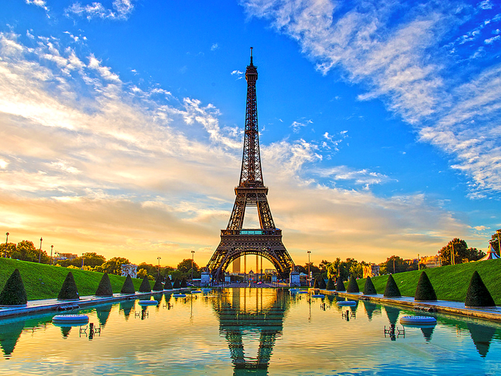 Tháp Eiffel nổi bật trên nền trời Paris, biểu tượng của Pháp