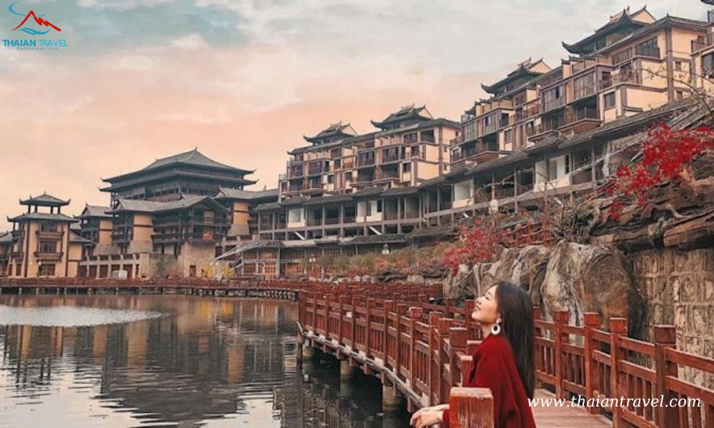 Một góc công viên Đại Vi Sơn với suối và cây xanh