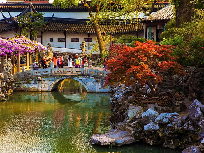 Kiến trúc đình cổ và hồ nước trong vườn Tô Châu