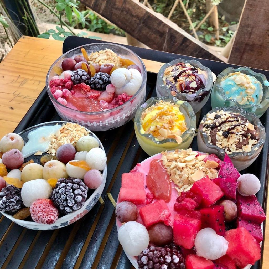 Ly kem bơ Thanh Thảo hấp dẫn với topping dừa sợi