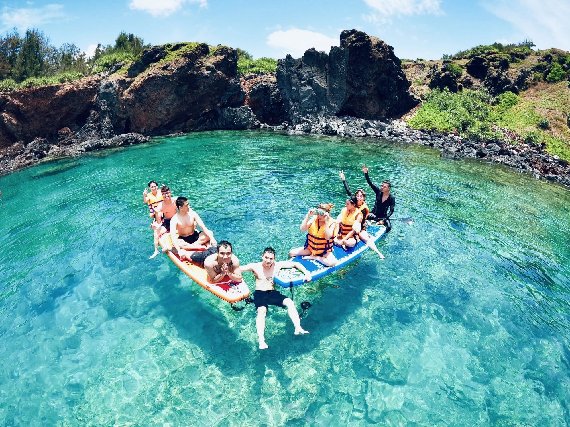 Những cột phong điện khổng lồ trên đảo Phú Quý