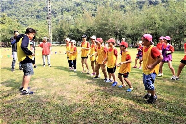 Trẻ em cắm trại tại nhà