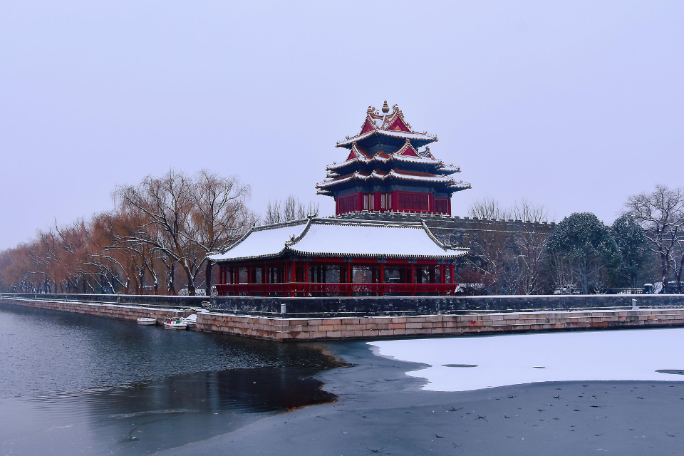 Một người mặc ấm áp trải nghiệm mùa đông Bắc Kinh