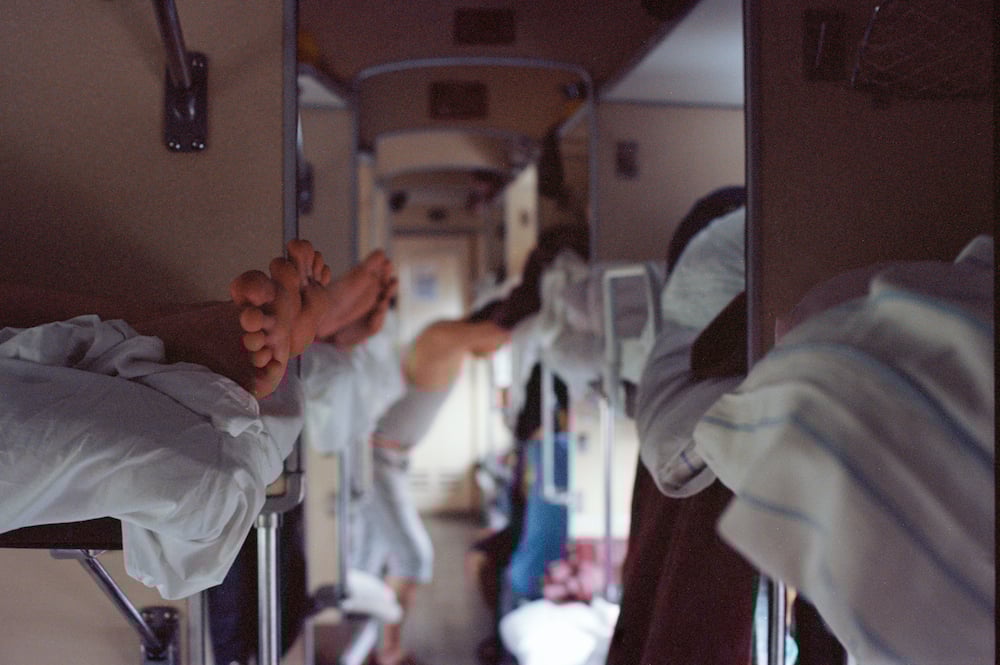 Nội thất toa Platskart trên tàu Nga