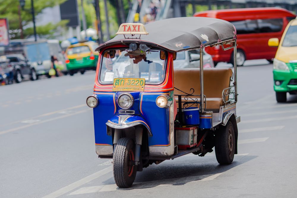 Tuktuk đậu bên đường phố Bangkok