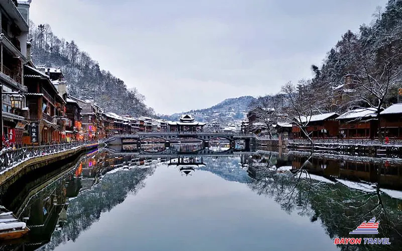 Phượng Hoàng Cổ Trấn mùa đông tuyết phủ