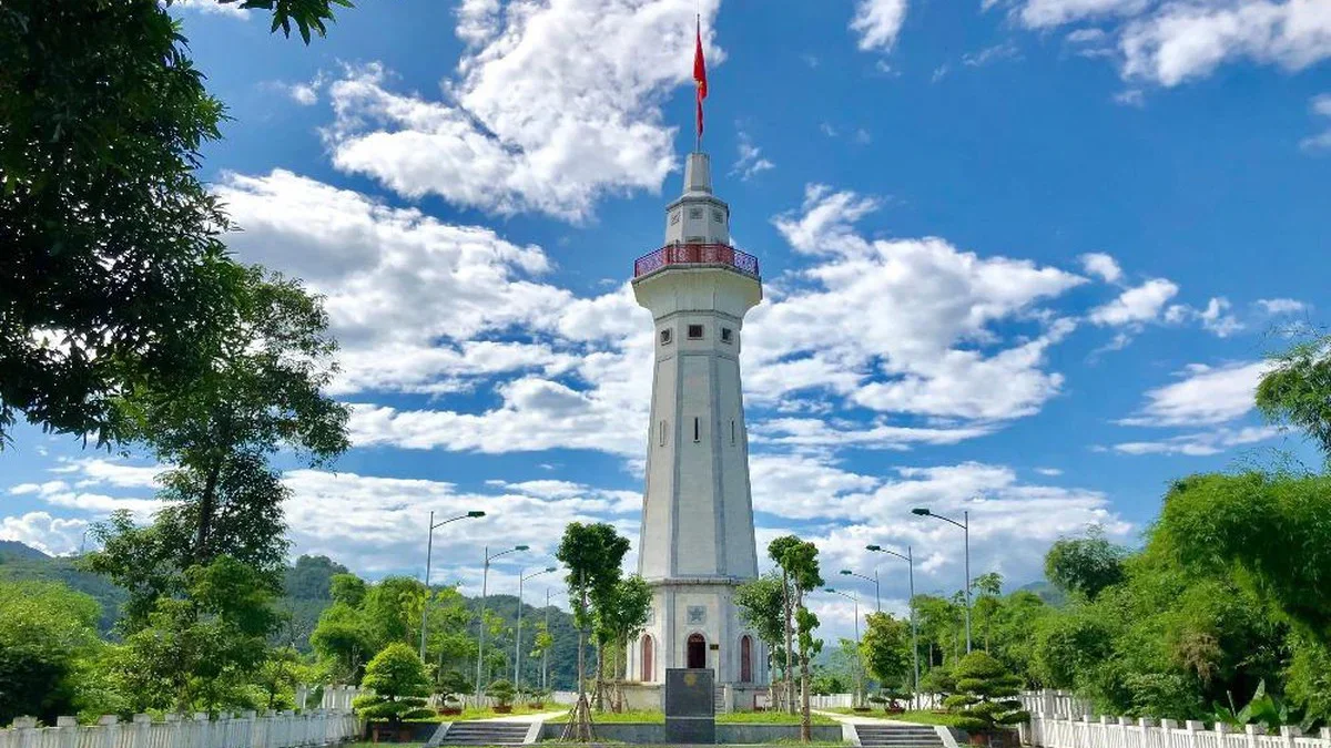 Cảnh săn mây tại Ngải Thầu Thượng, Y Tý