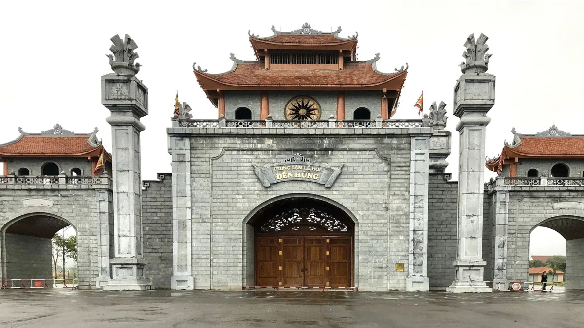 Toàn cảnh đồi chè Long Cốc với những luống chè xanh mướt uốn lượn, tạo nên hình ảnh kỳ vĩ từ trên cao.