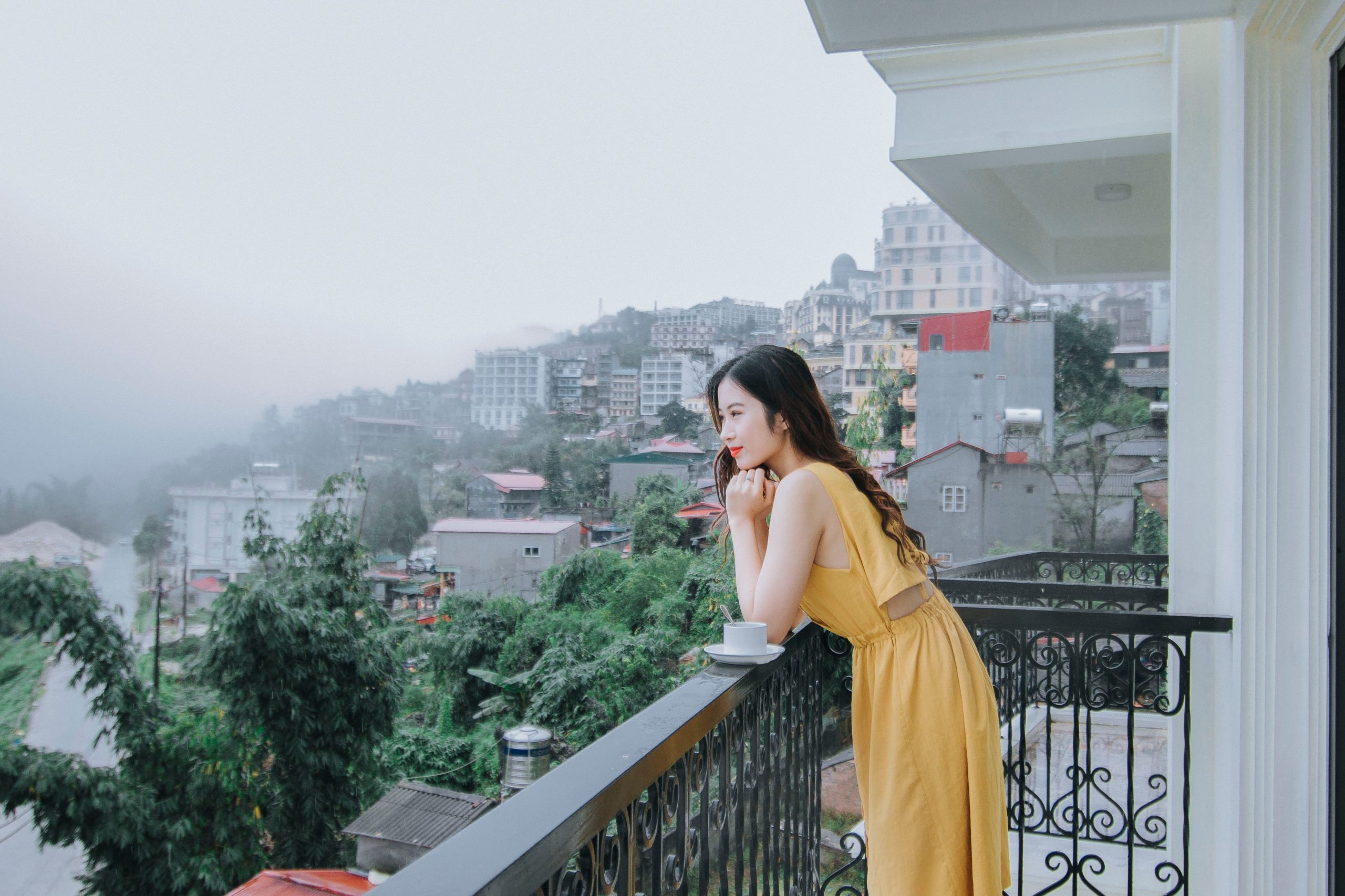 View từ ban công Lustig Hostel nhìn ra núi rừng Sapa