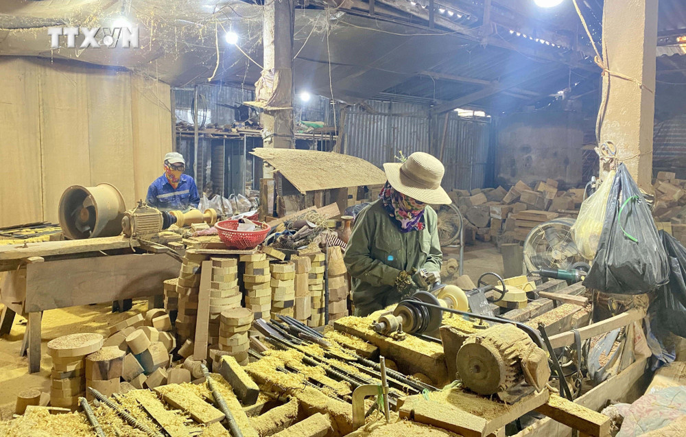 Những ngôi nhà gỗ mộc mạc ở làng cổ