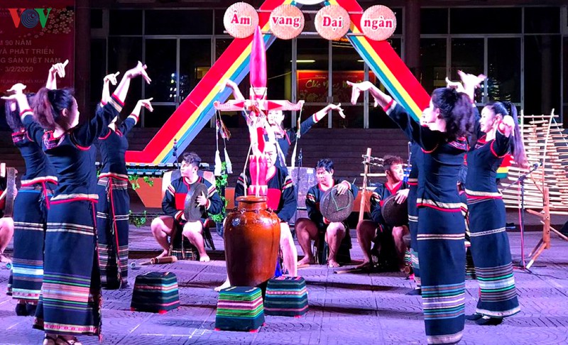 Dàn nhạc giao hưởng biểu diễn trên sân khấu