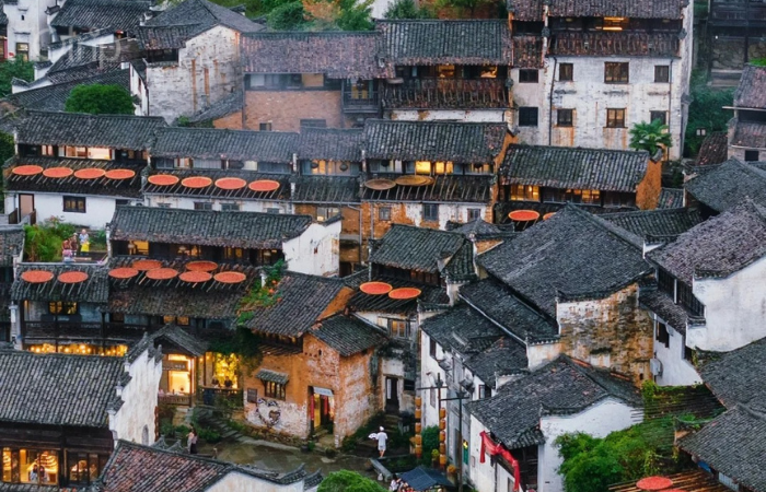 Toàn cảnh làng Huangling với những ngôi nhà cổ mái ngói xám và các mảng phơi nông sản trên sườn núi