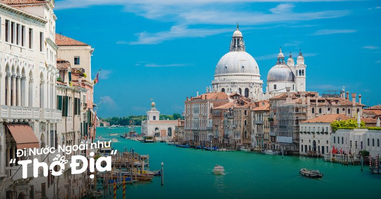 Thuyền gondola trên kênh ở Venice