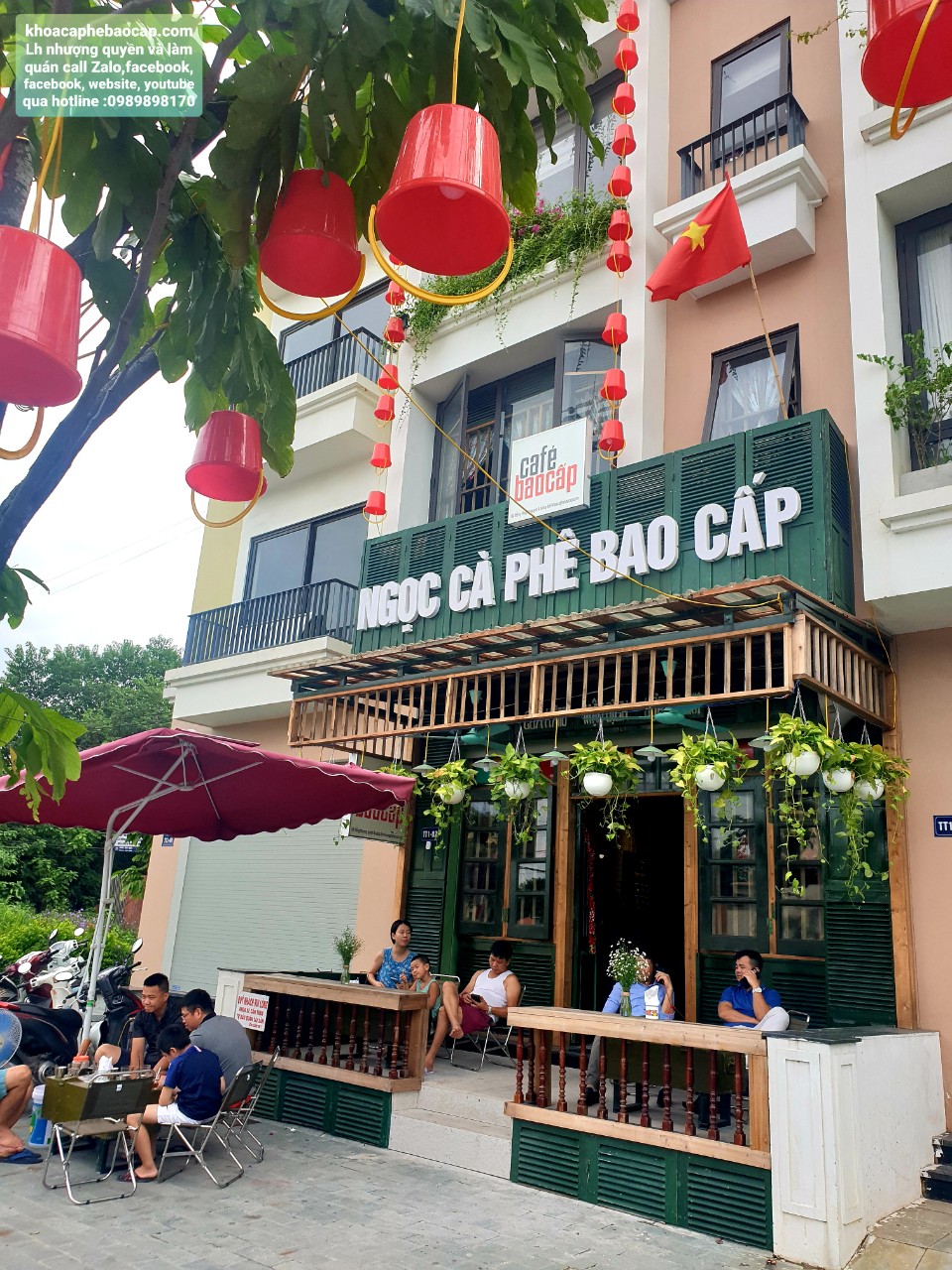 Khách hàng thưởng thức cà phê trong không gian hoài niệm tại Cộng Cà Phê