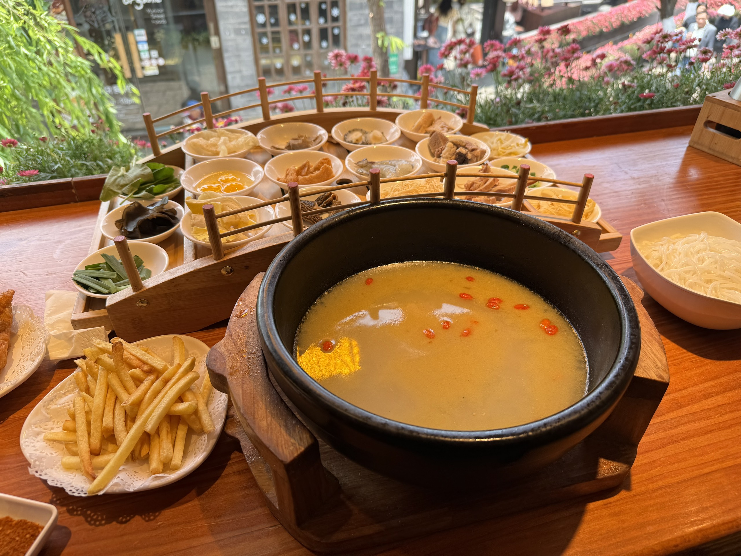 Cận cảnh các topping Bún Qua Cầu