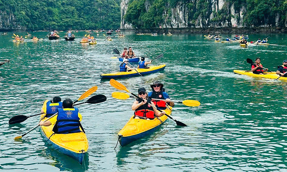 Toàn cảnh vịnh Lan Hạ với những hòn đảo đá vôi nhấp nhô trên mặt nước xanh biếc, dưới ánh nắng chiều