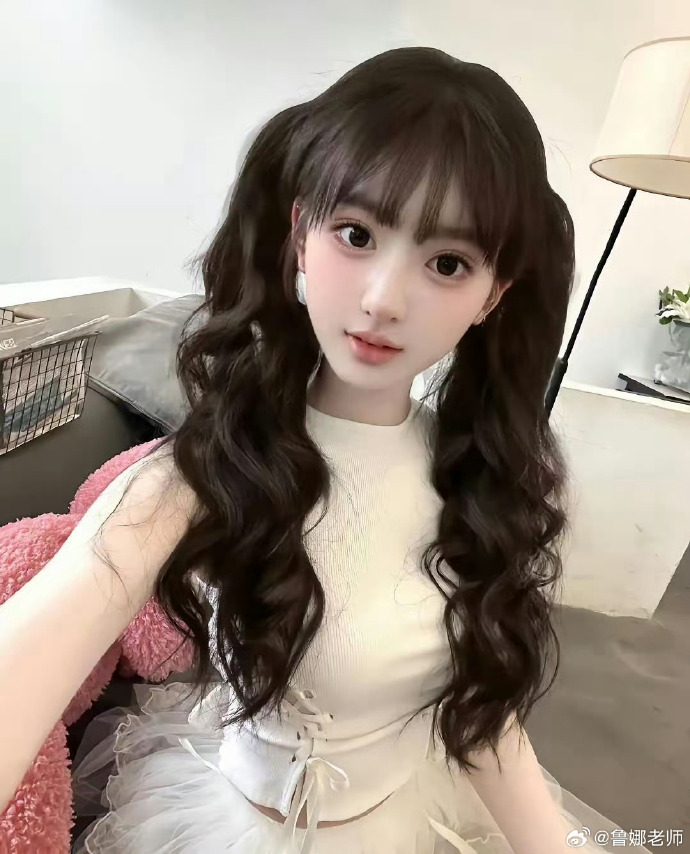 Hồ Hinh Di với vóc dáng thanh mảnh