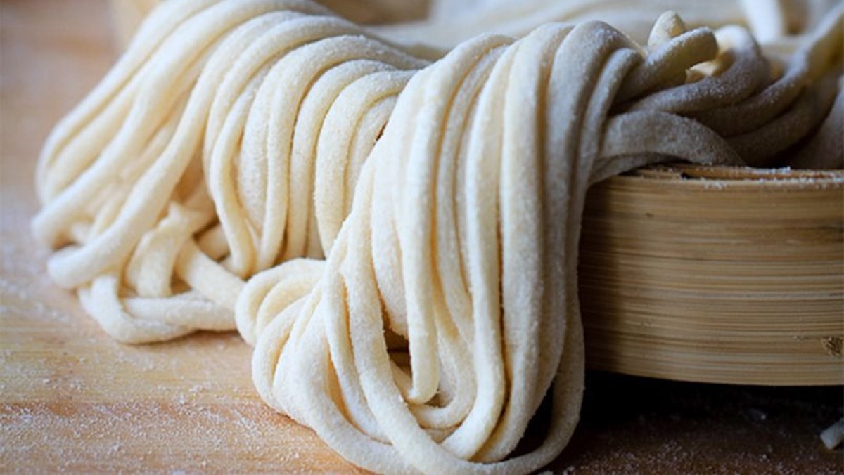 Bát miến ngan với thịt ngan mềm béo