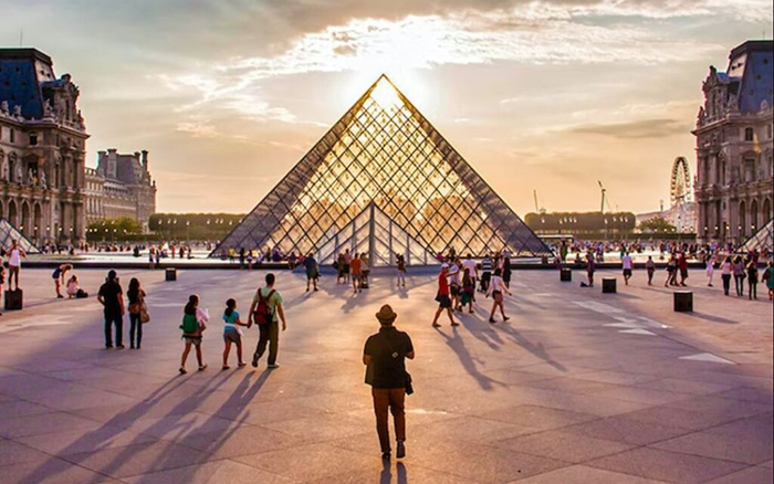 Du khách bị người lạ tiếp cận mời chào ký tên, một hình thức lừa đảo phổ biến ở Paris