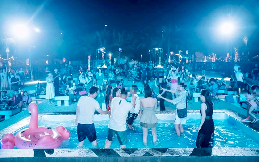 Không khí sôi động bên trong một quán bar ở Hạ Long