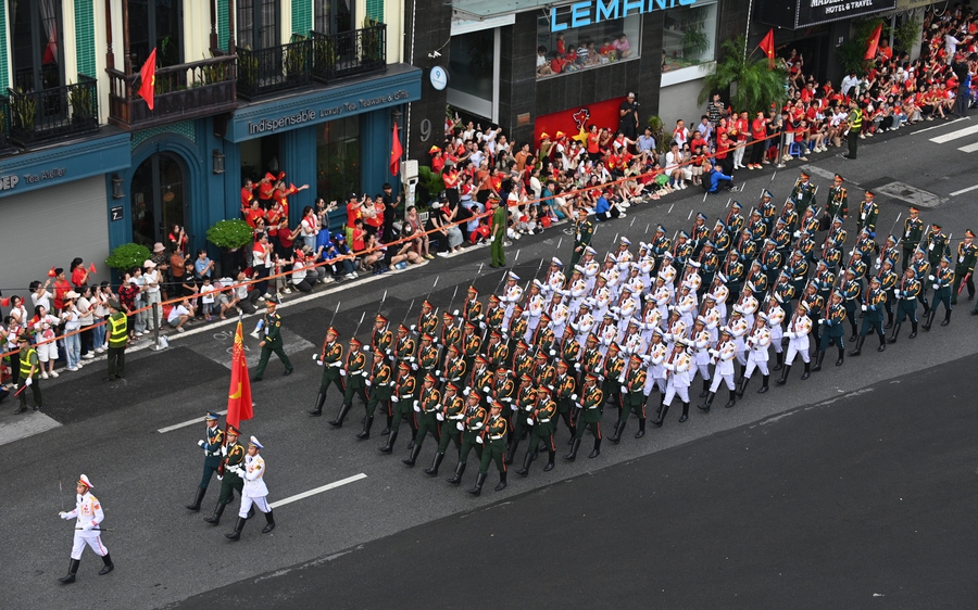 Điểm xem diễu binh trên cầu vượt